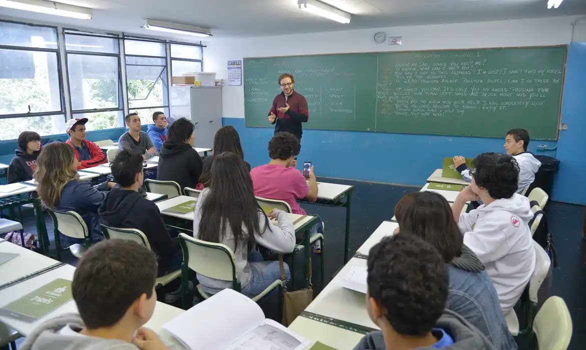 Lula assina MP que reajusta piso salarial dos professores da educação básica