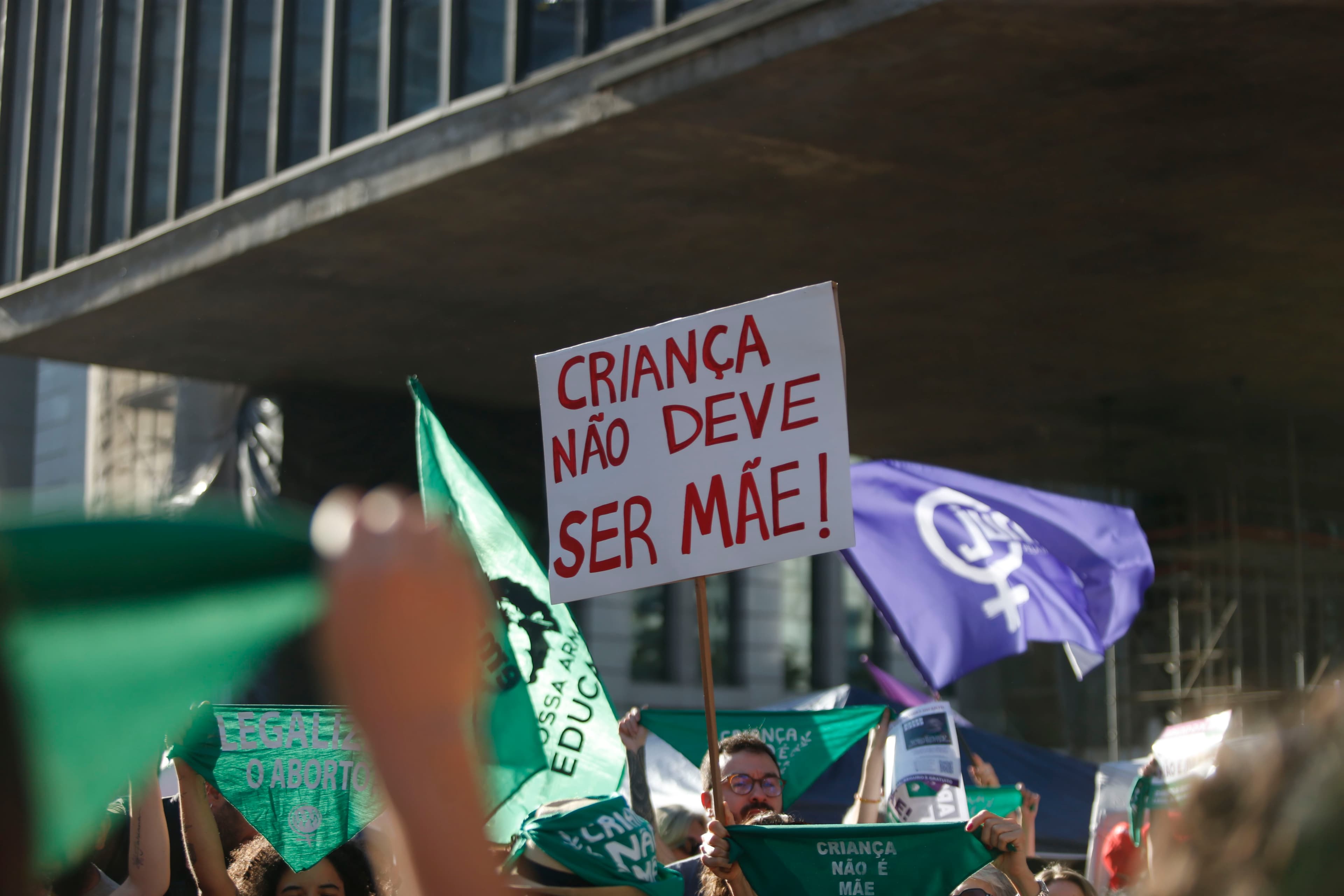 Suspensão de resolução do Conanda gera debate sobre acesso ao aborto legal no Brasil