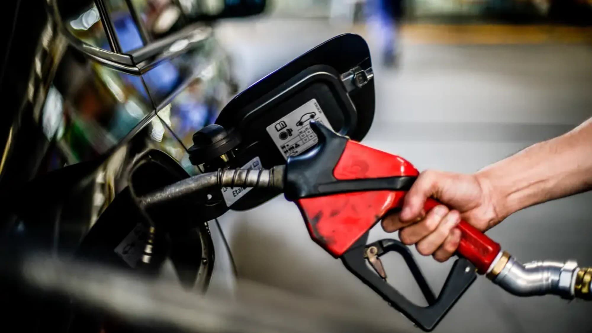 Governo federal adia decisão sobre subsídio à gasolina devido à volatilidade do petróleo