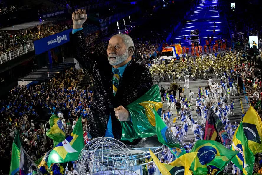 Governo nega interferência em desfile que homenageou Lula na Sapucaí