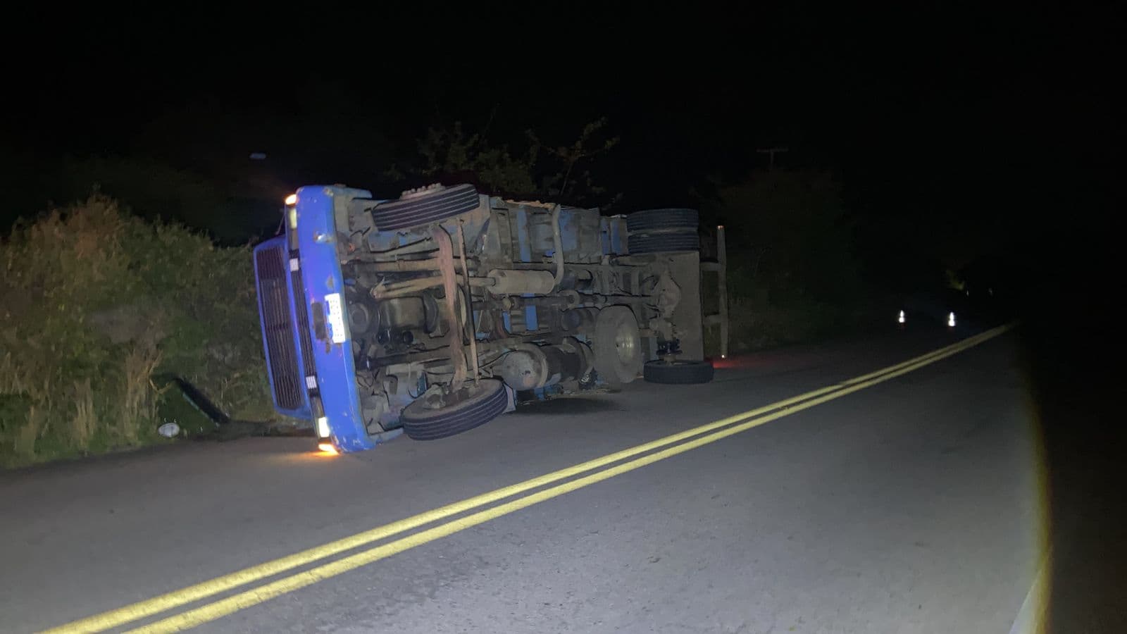 Caminhão tomba na BR-424 entre Arcoverde e Pedra