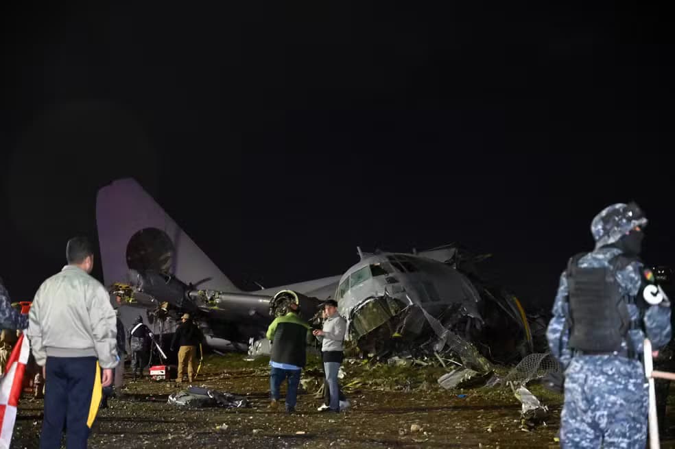 Avião militar sai da pista na Bolívia, invade avenida e deixa ao menos 20 mortos