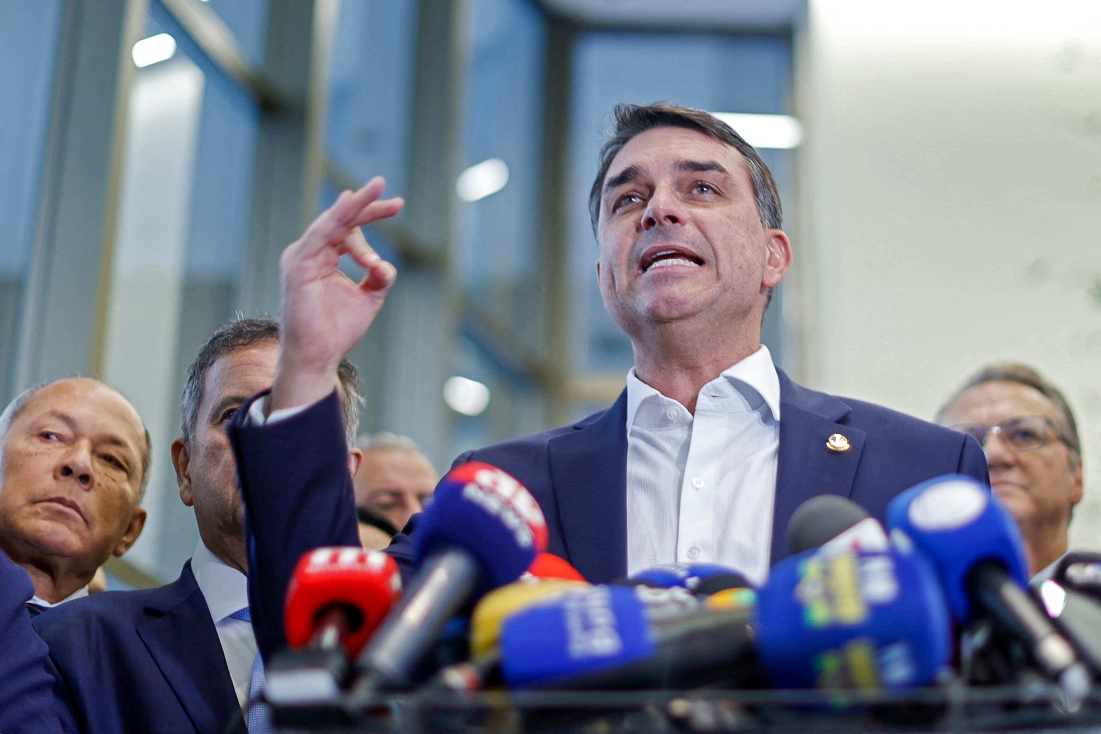 Coordenador de comunicação deixa campanha de Flávio Bolsonaro após crise e polêmica com contratos federais