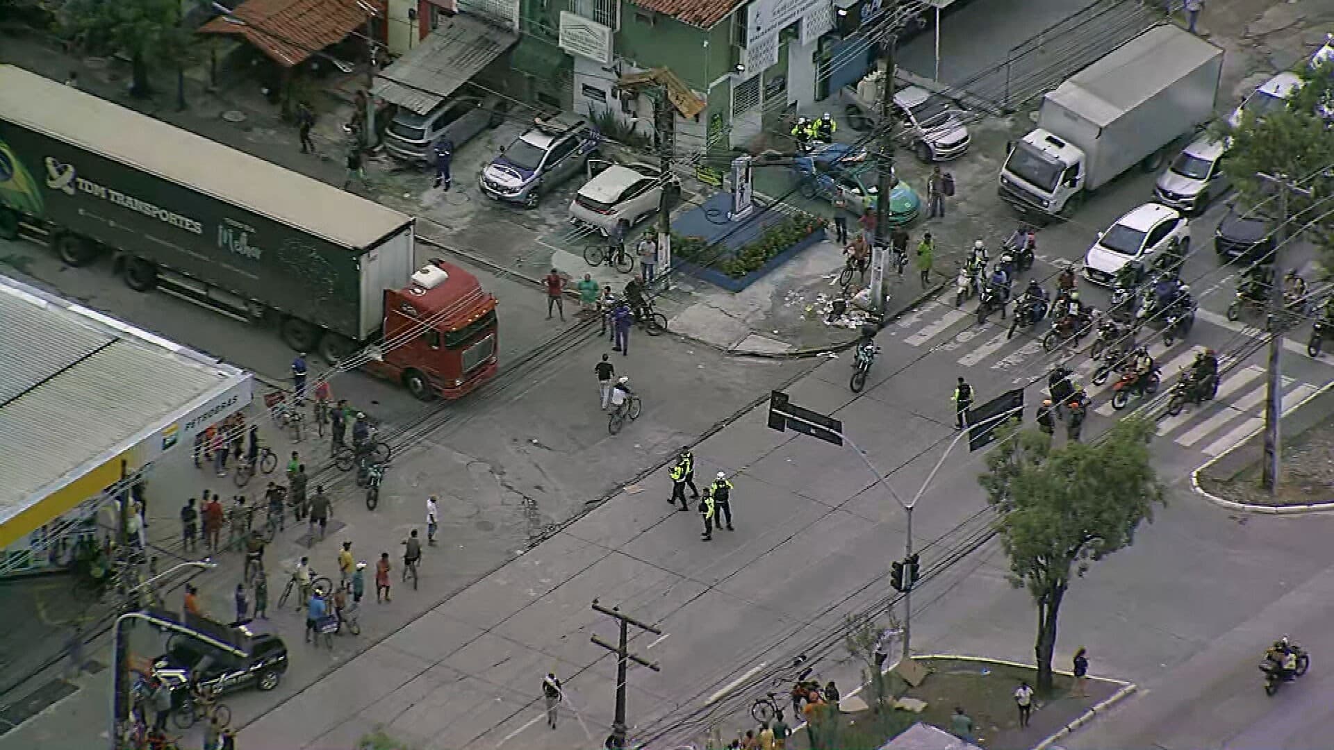 Ciclista morre atropelada por carreta na Avenida Mascarenhas de Morais, no Recife