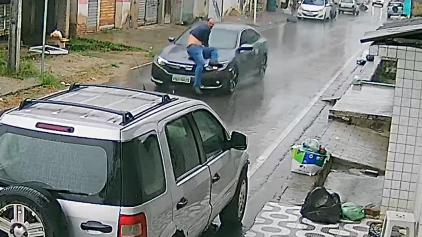 Advogada é presa após arrastar homem no capô de veículo em Caruaru