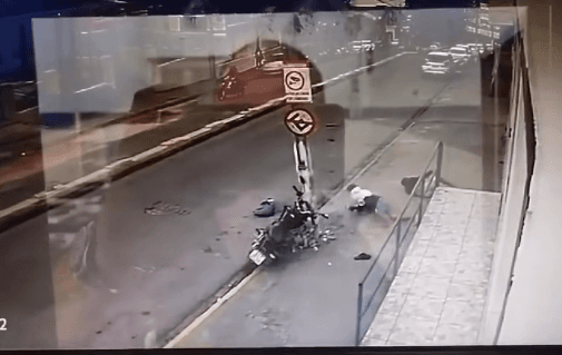 Grave Acidente: Moto Colide Contra Poste em Frente à Escola Cacilda, em Pesqueira