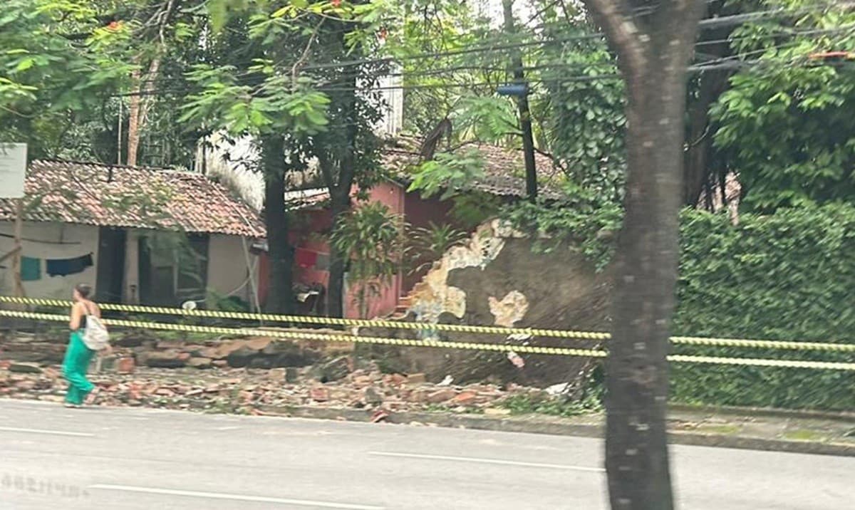 Muro de casarão histórico de Anita Harley desaba no Recife após chuvas intensas