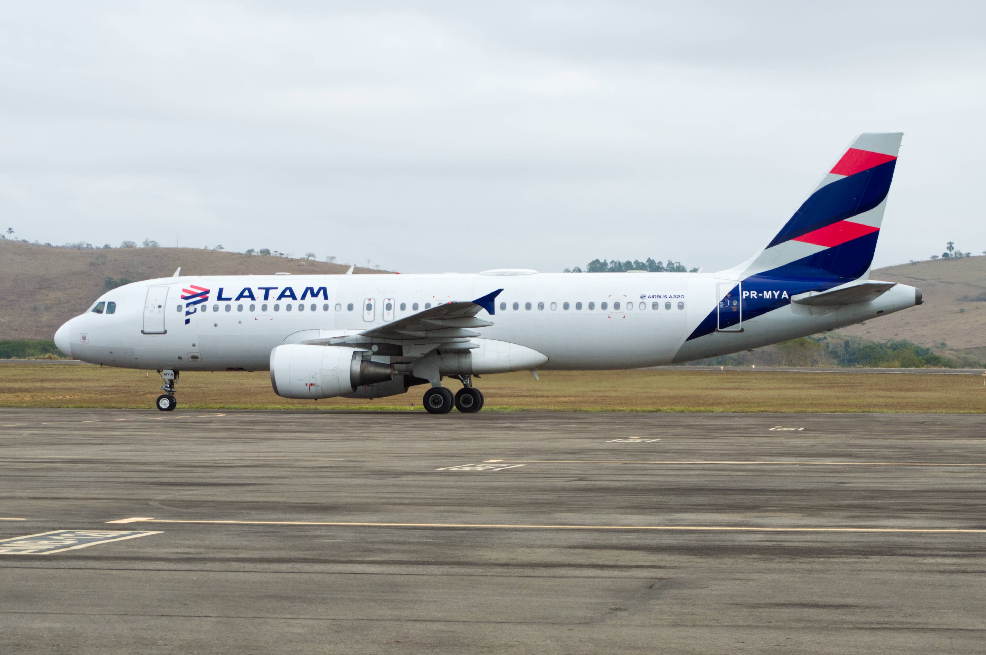 Latam Brasil reduz malha aérea de junho devido à disparada dos custos com combustíveis