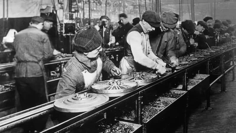 Cem anos de história: Como Henry Ford revolucionou a jornada de trabalho e o modelo de consumo