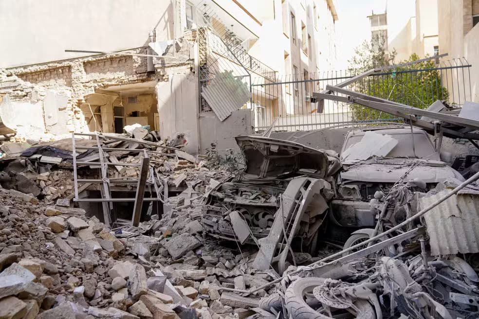 EUA e Israel atacam Irã; ofensiva deixa 555 mortos e amplia tensão no Oriente Médio