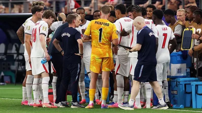 Pausas para hidratação na Copa do Mundo geram debate sobre lucro e futuro do futebol