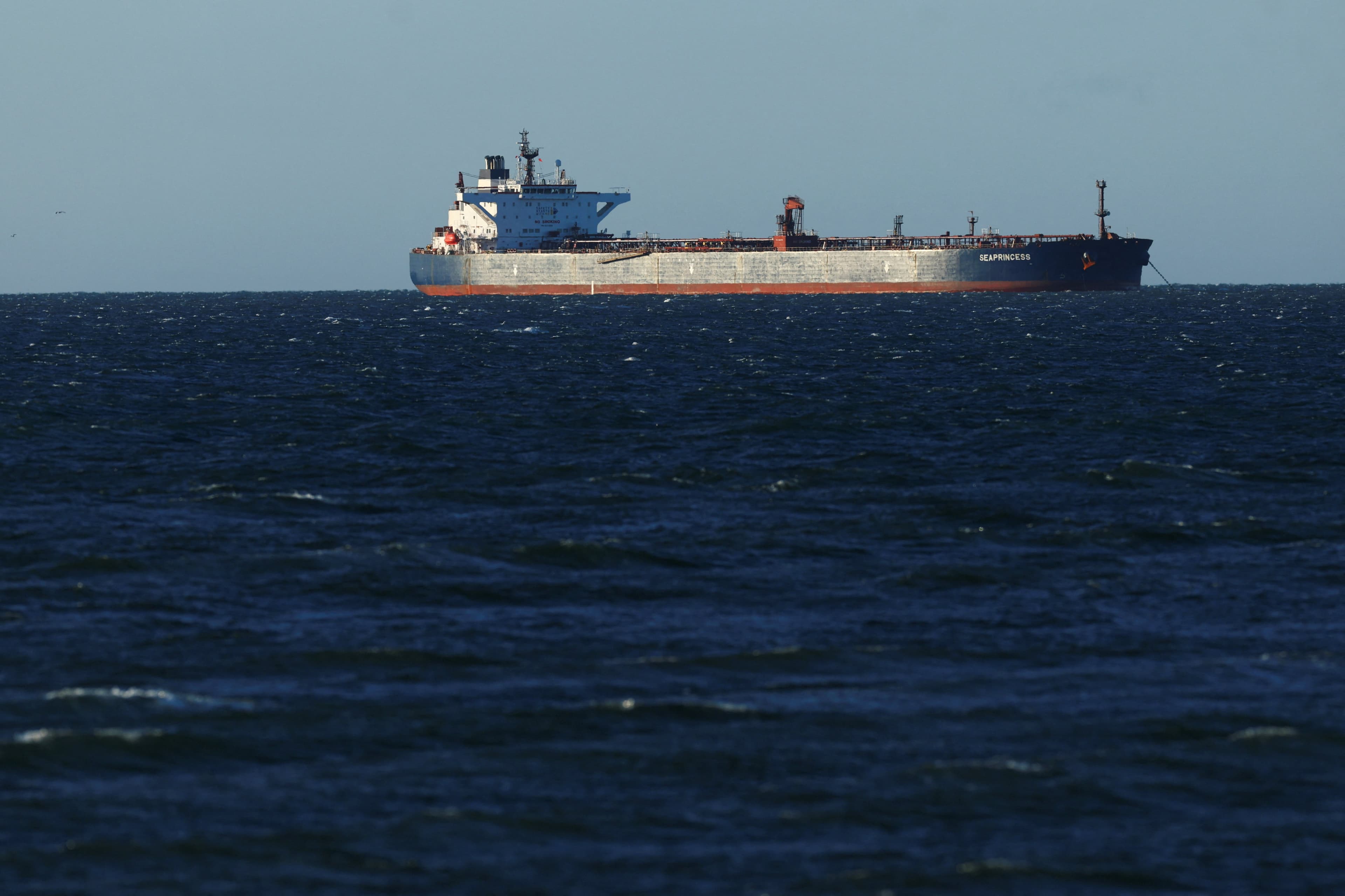 Superpetroleiros atravessam Estreito de Ormuz em meio a tensões geopolíticas no Oriente Médio