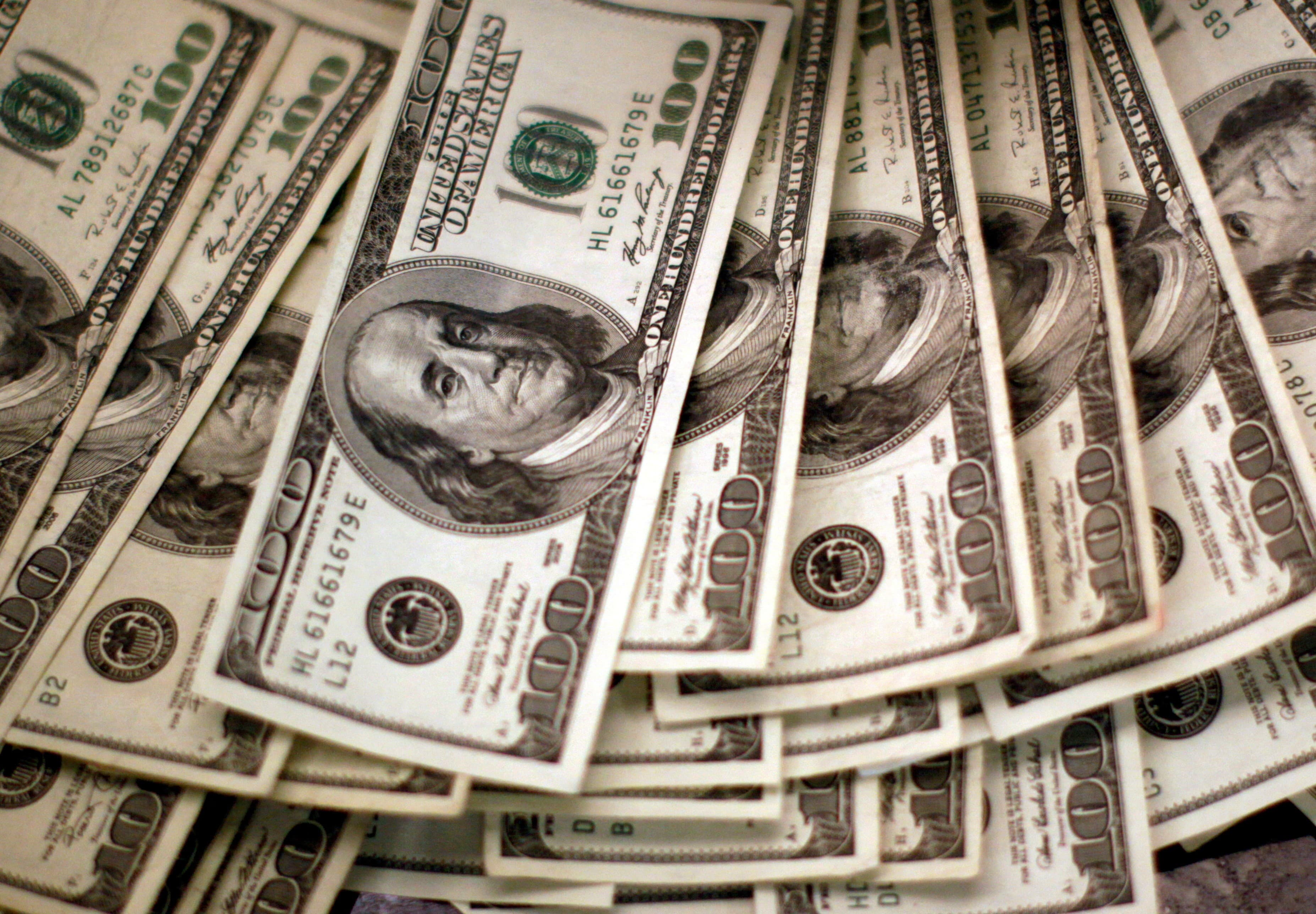 Mercados globais reagem à possível trégua entre EUA e Irã e instabilidade no cenário interno