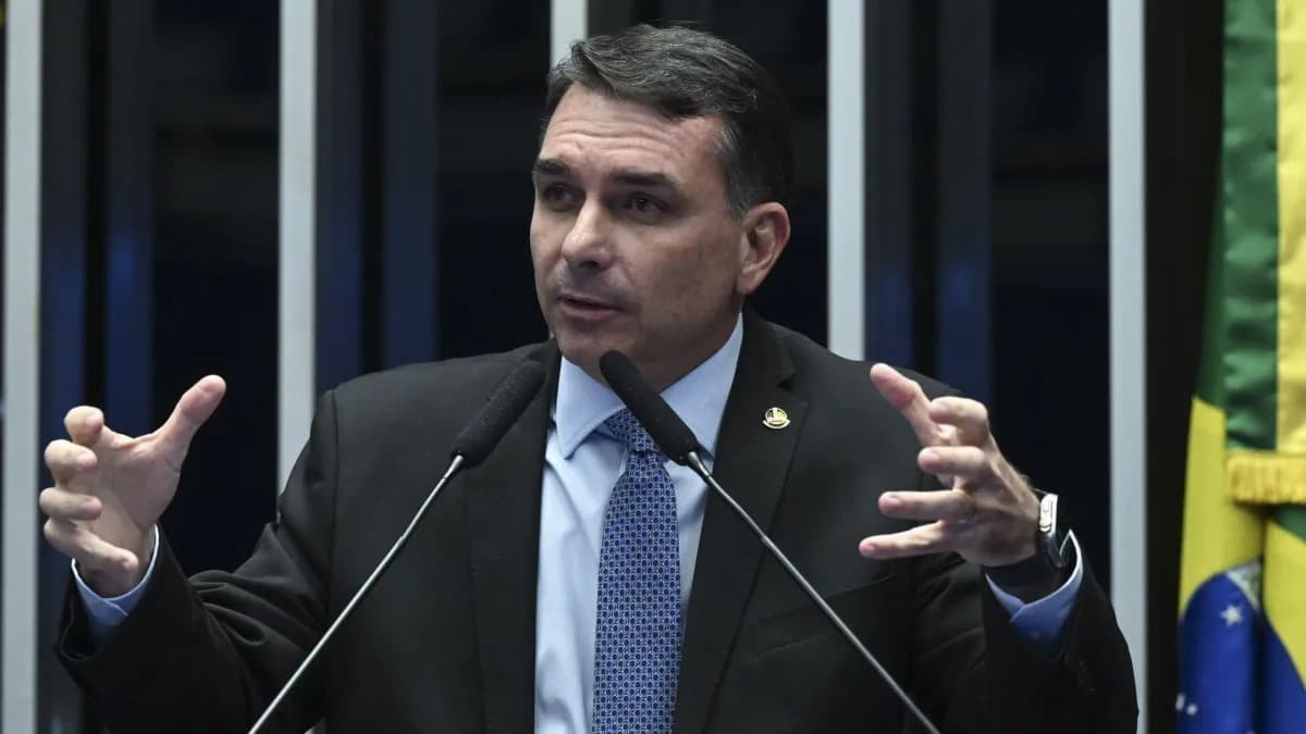 Centro político deve rachar diante da possível candidatura de Flávio Bolsonaro em 2026