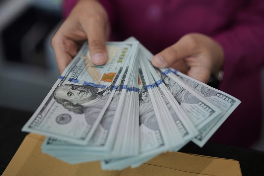 Mercado financeiro em alerta: Dólar fecha em alta e incertezas sobre sanções dos EUA impactam Ibovespa