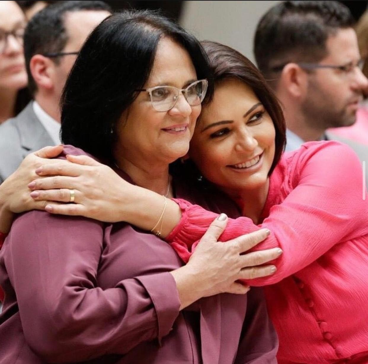 Damares Alves esclarece indecisão de Michelle Bolsonaro sobre candidatura ao Senado