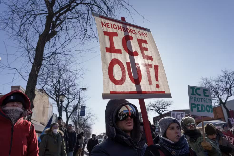 Governo Trump anuncia retirada de agentes do ICE de Minnesota após onda de protestos