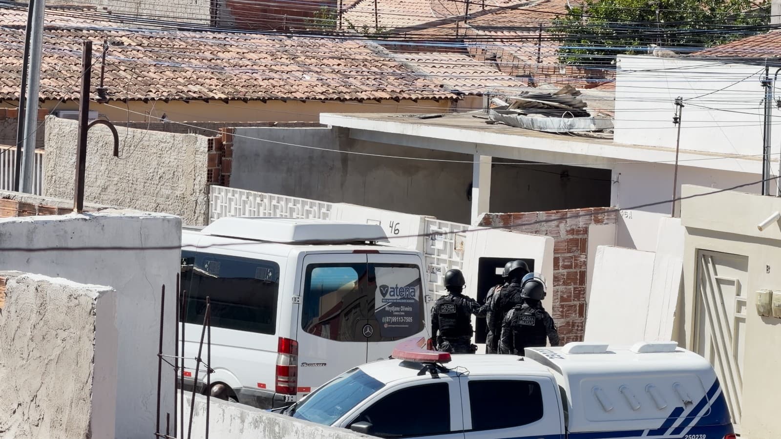 Mulher se entrega à polícia após 12 horas de disparos e cerco no bairro José e Maria, em Petrolina