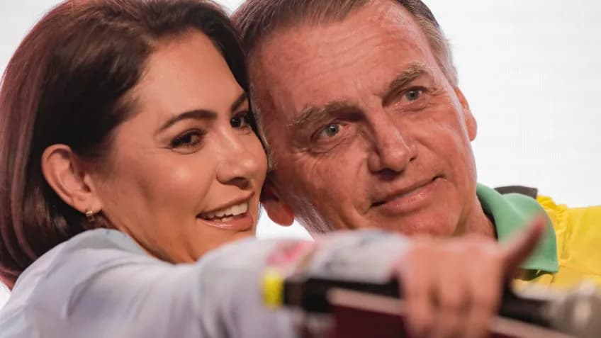 Bolsonaro sofre queda durante crise noturna e bate a cabeça em cela da PF, diz Michelle