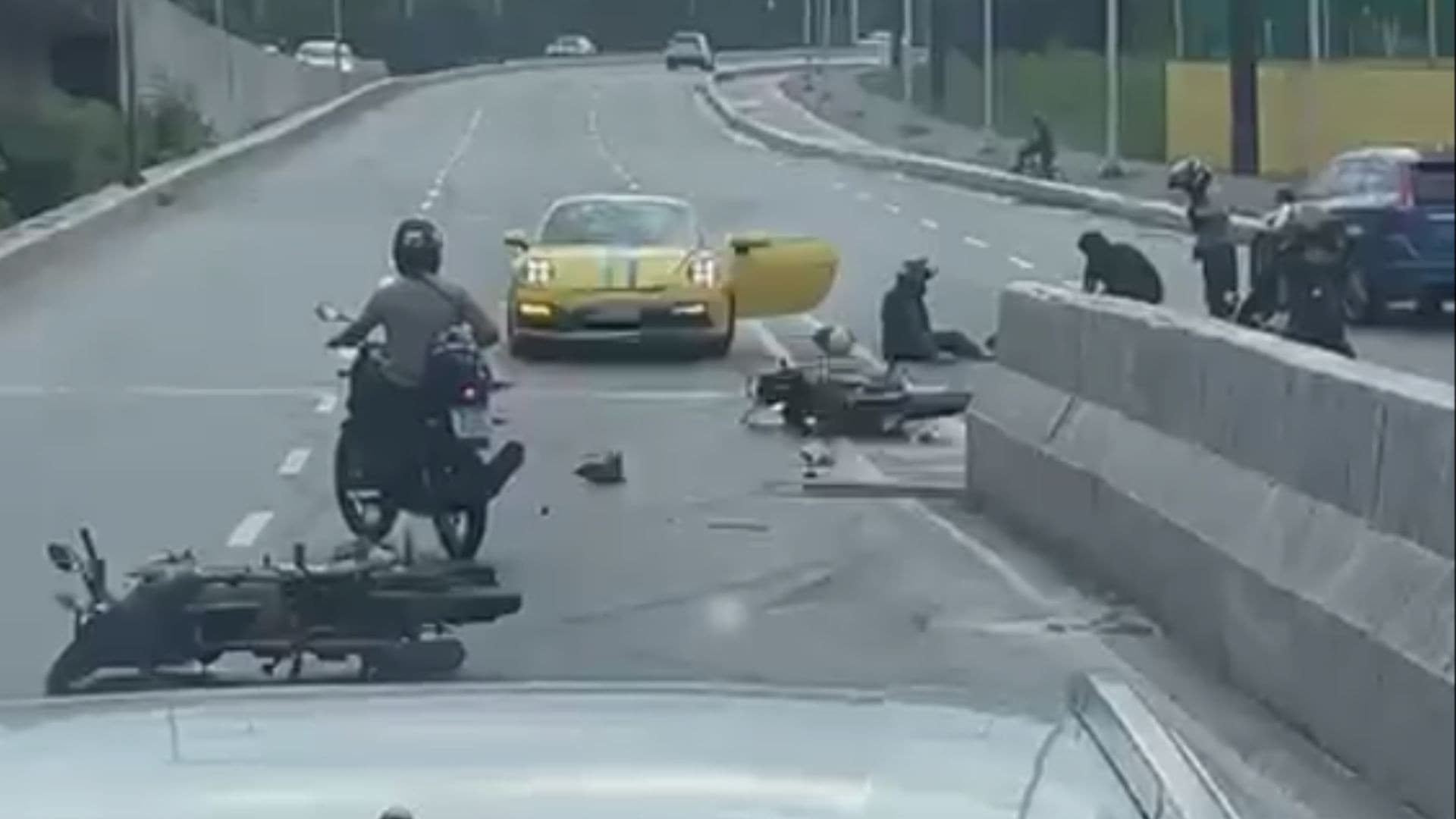 Acidente grave envolvendo Porsche e motocicletas deixa três feridos na Via Mangue, no Recife