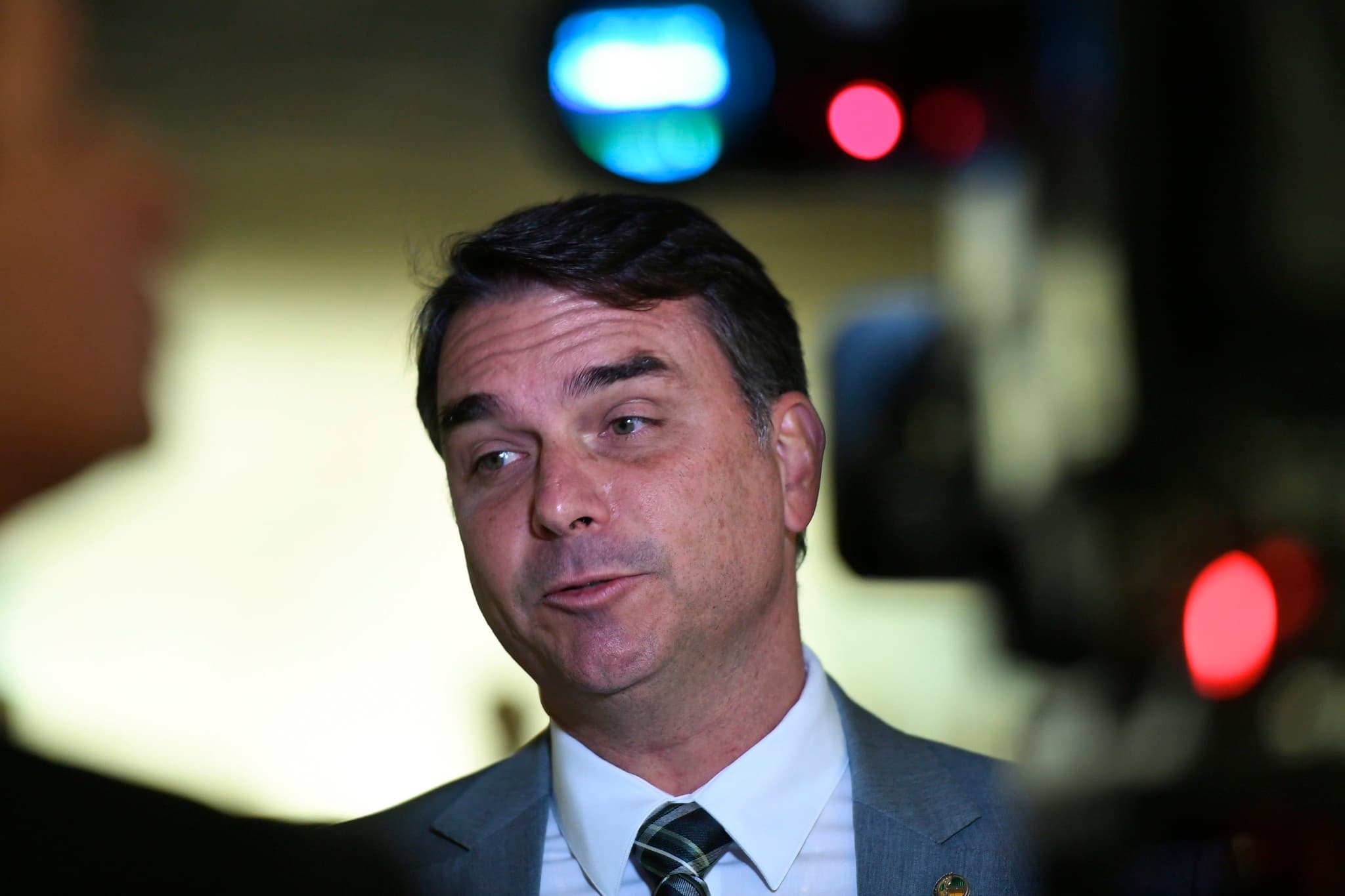 Sabatinado à Suprema Corte, Jorge Messias é confrontado por Flávio Bolsonaro sobre atuação do STF e irregularidades no INSS