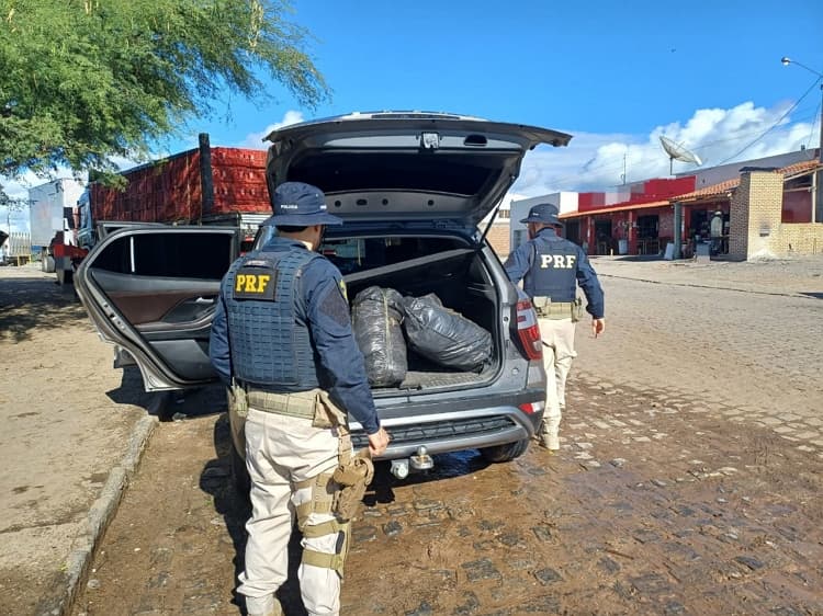 PRF detém dupla com 32 kg de maconha em carro roubado em Ibimirim