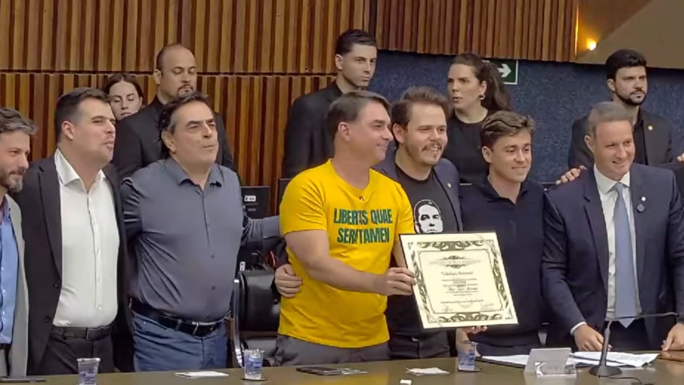 Flávio Bolsonaro recebe título de cidadão honorário em Belo Horizonte sob protestos