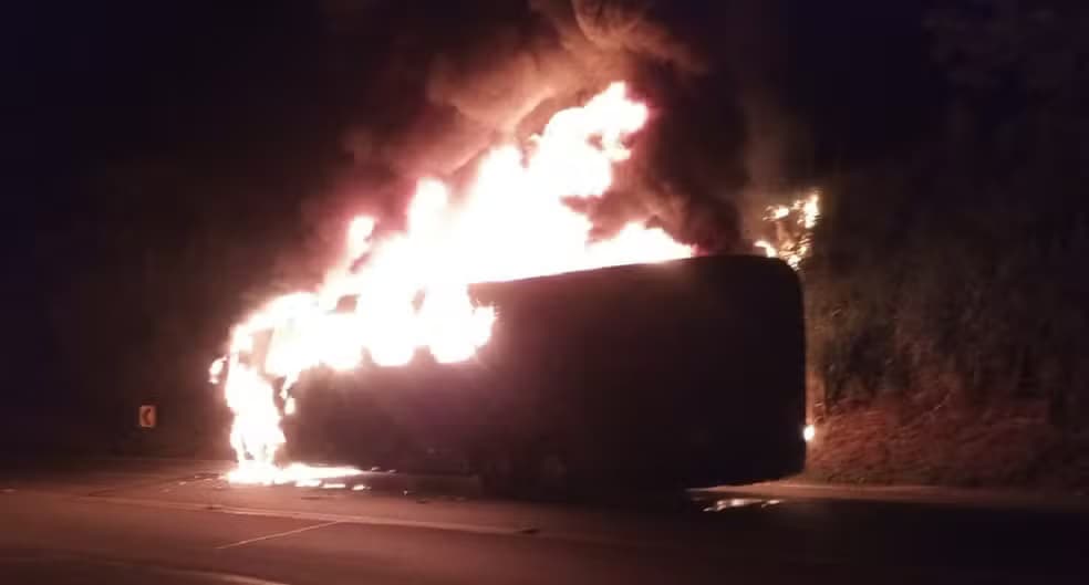 Ônibus pega fogo após colisão com moto na BR-040 em MG
