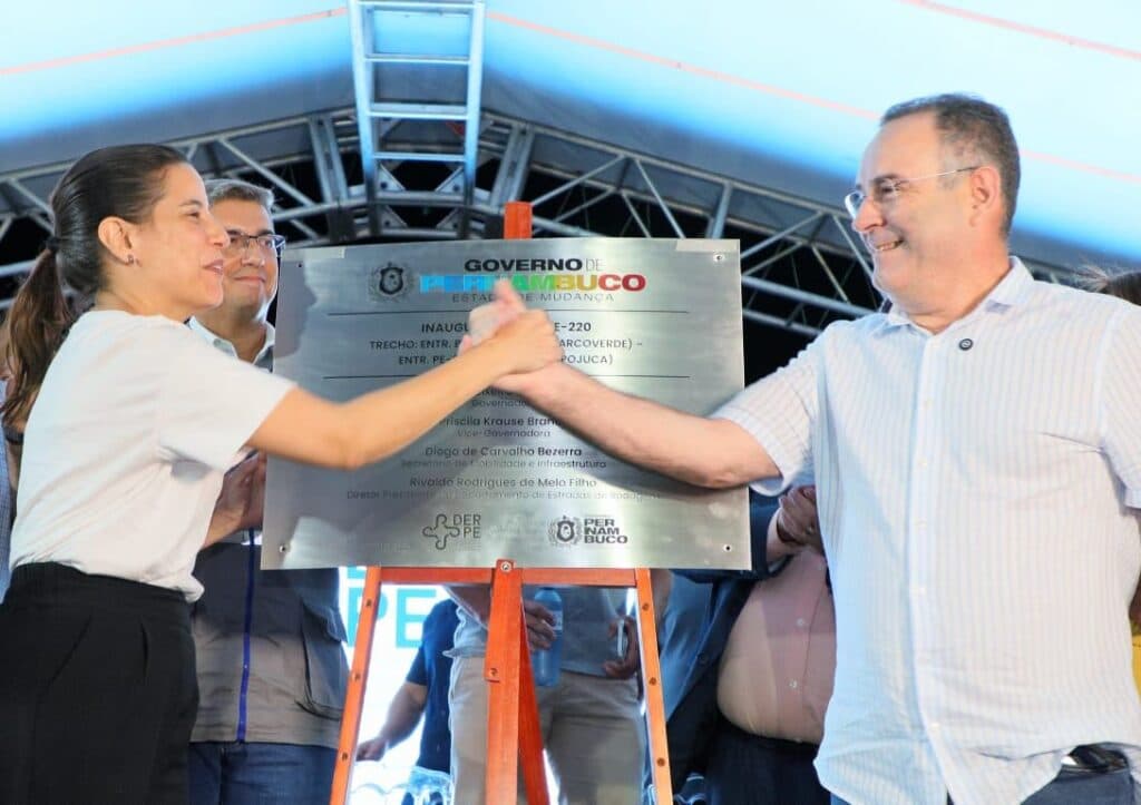 Governadora Raquel Lyra e o prefeito Zeca Cavalcanti entregam estrada revitalizada
