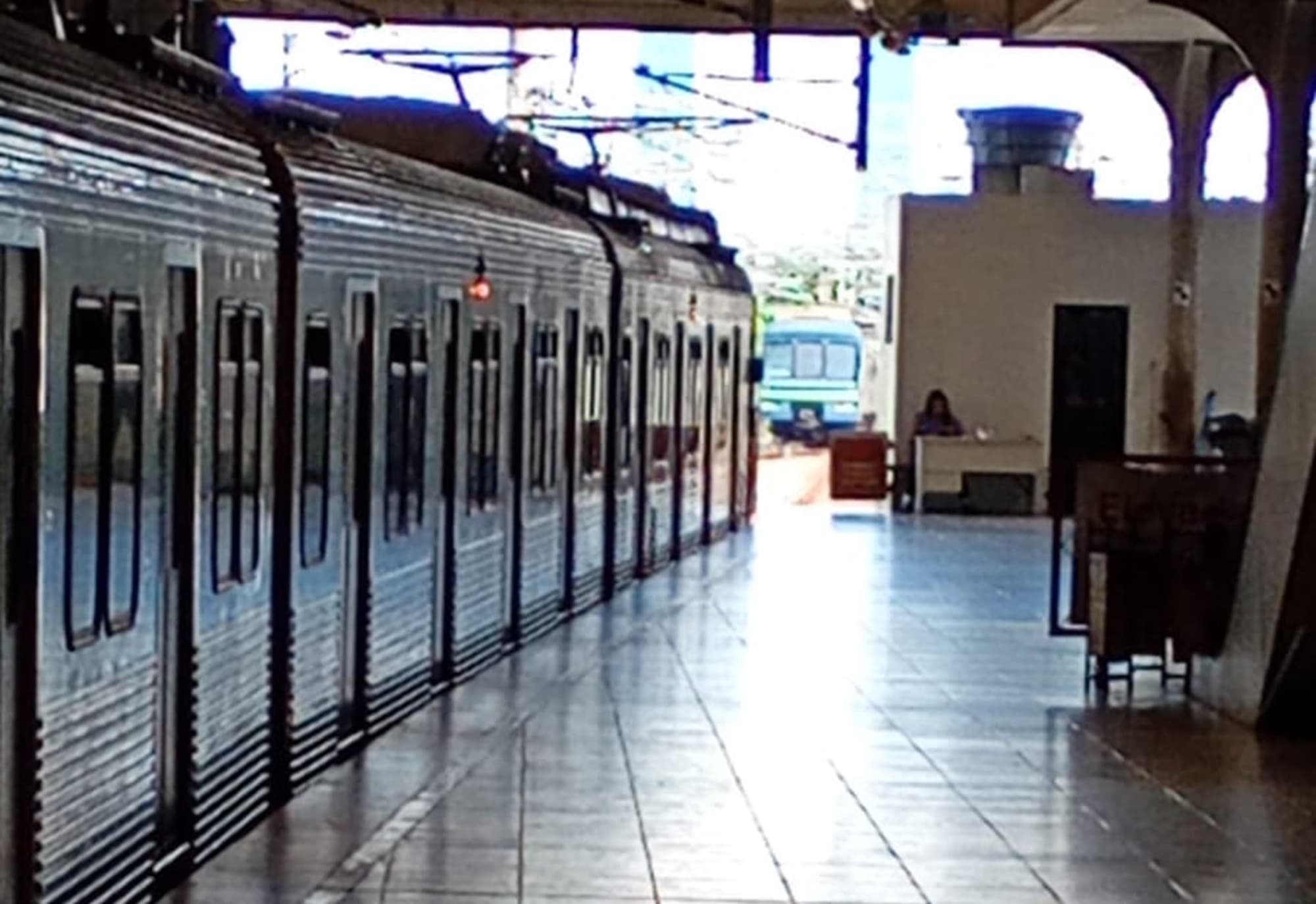 Descarrilamento de trem paralisa Linha Sul do Metrô do Recife