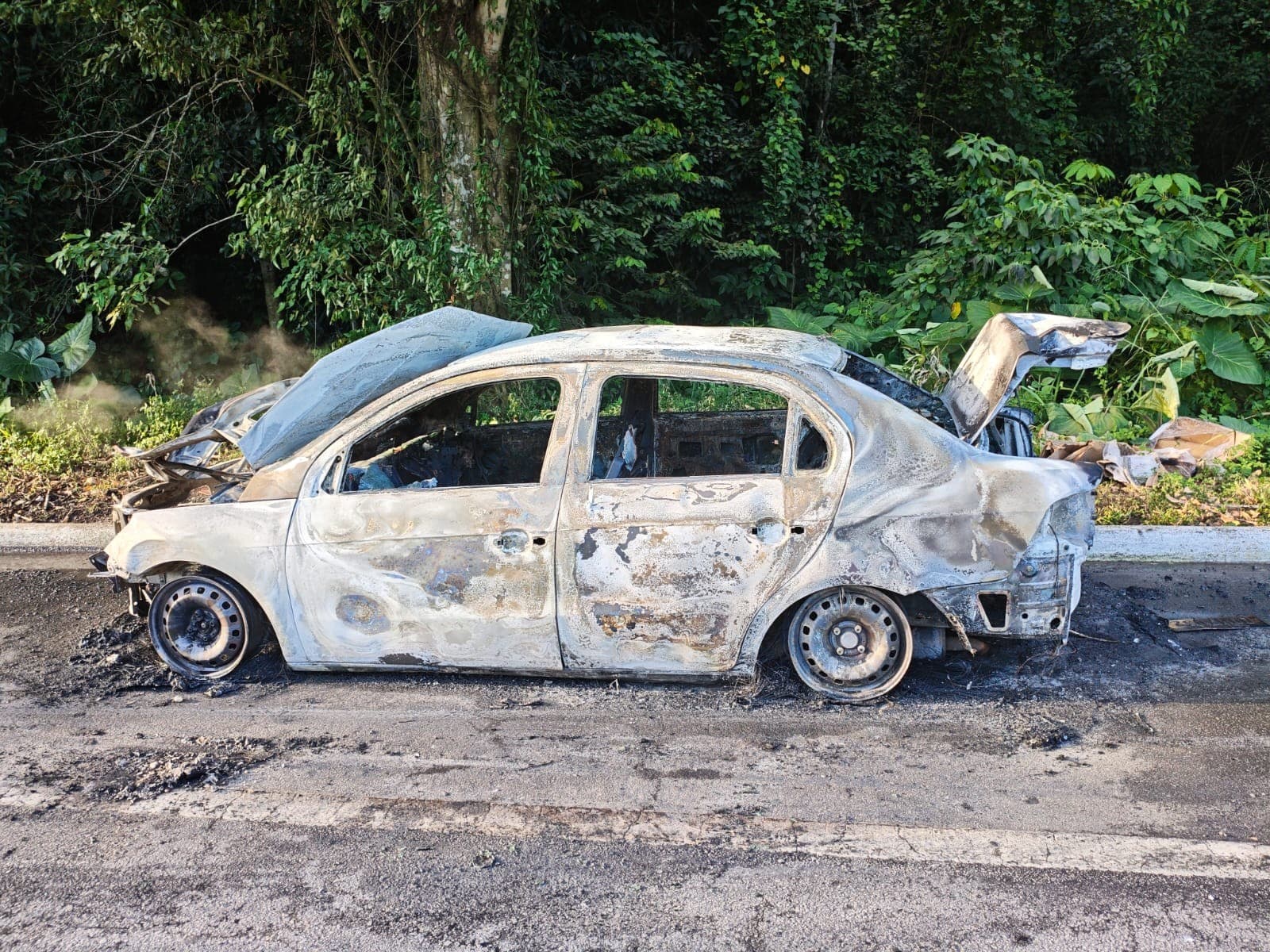 Motorista de aplicativo é feito refém, tem carro incendiado e escapa por milagre na Grande Recife