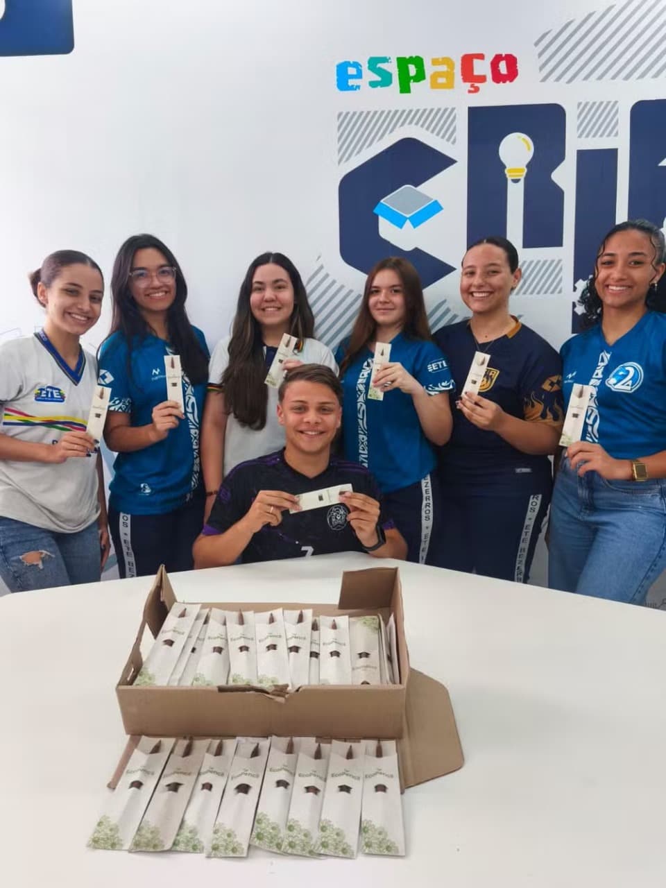 Estudantes de Pernambuco criam lápis ecológico que se transforma em planta após o uso