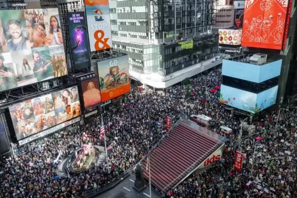 OPOSIÇÃO GLOBAL: Milhares Vão às Ruas nos EUA e Europa em Protestos ‘No Kings’ Contra Donald Trump