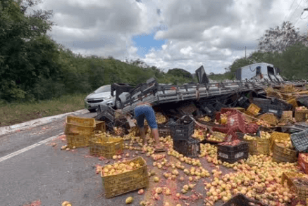 ACIDENTE NA BR-424: Caminhão Carregado de Goiabas Tomba Entre Arcoverde e Pedra