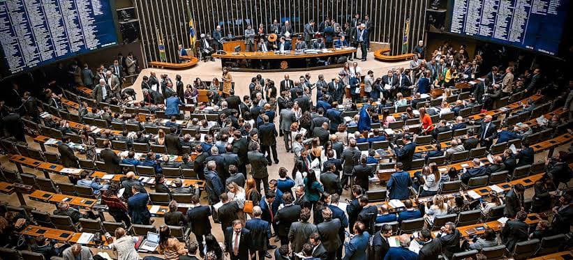 Câmara aprova PL da “adultização” com apoio da oposição após recuo