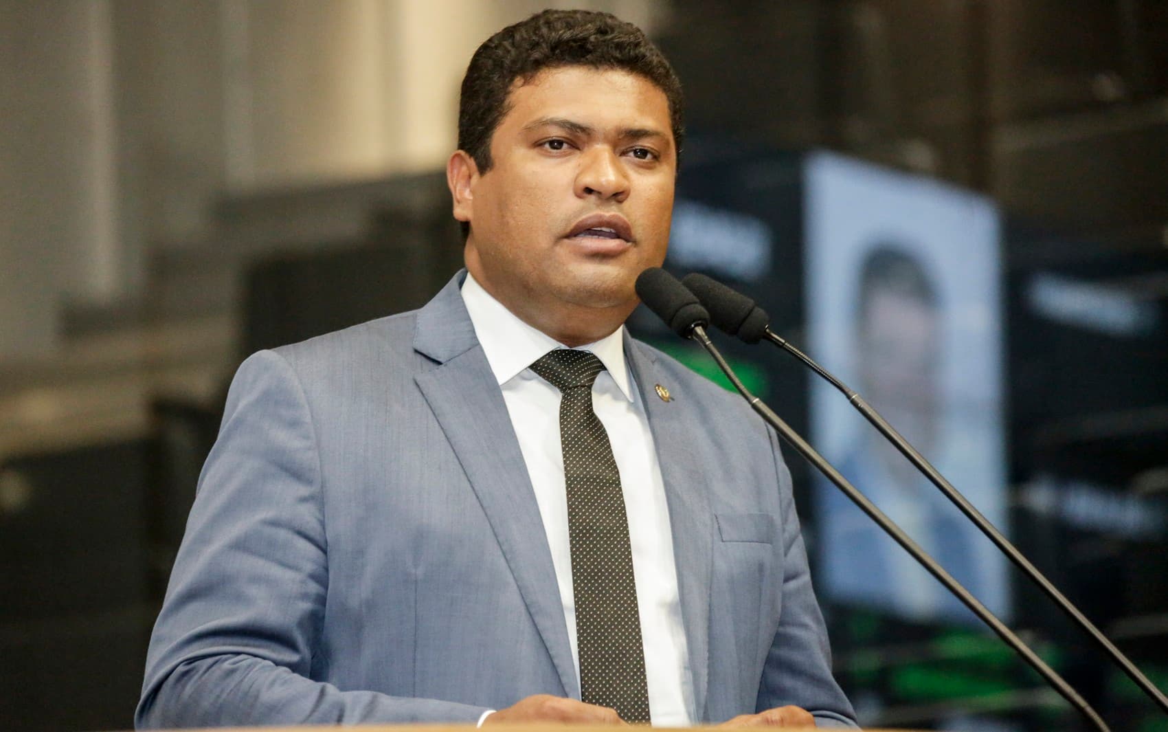 Deputado estadual Joel da Harpa sofre fratura após confusão com flanelinhas em Caruaru
