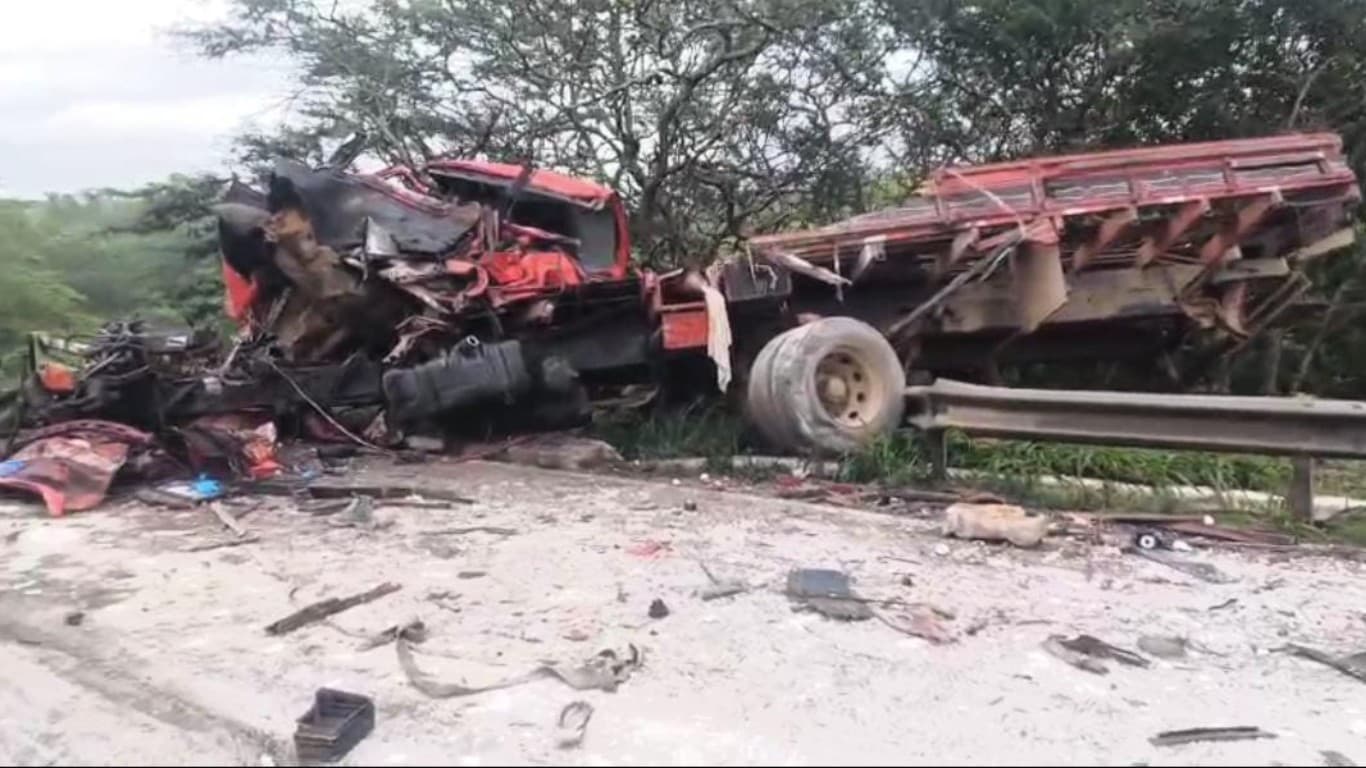 Tragédia na BR-232: Colisão frontal entre caminhões deixa dois mortos em Belo Jardim
