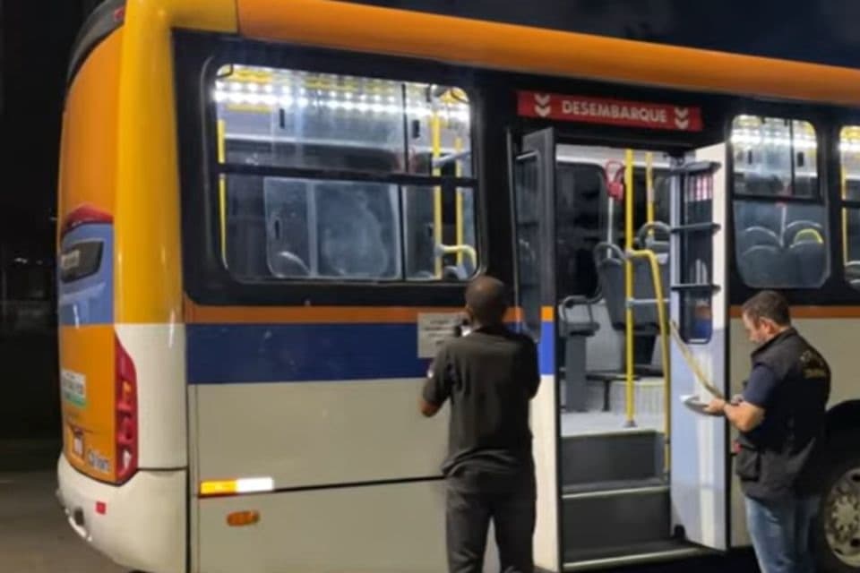 Dedo humano é encontrado preso na janela de ônibus na PE-15 em Olinda