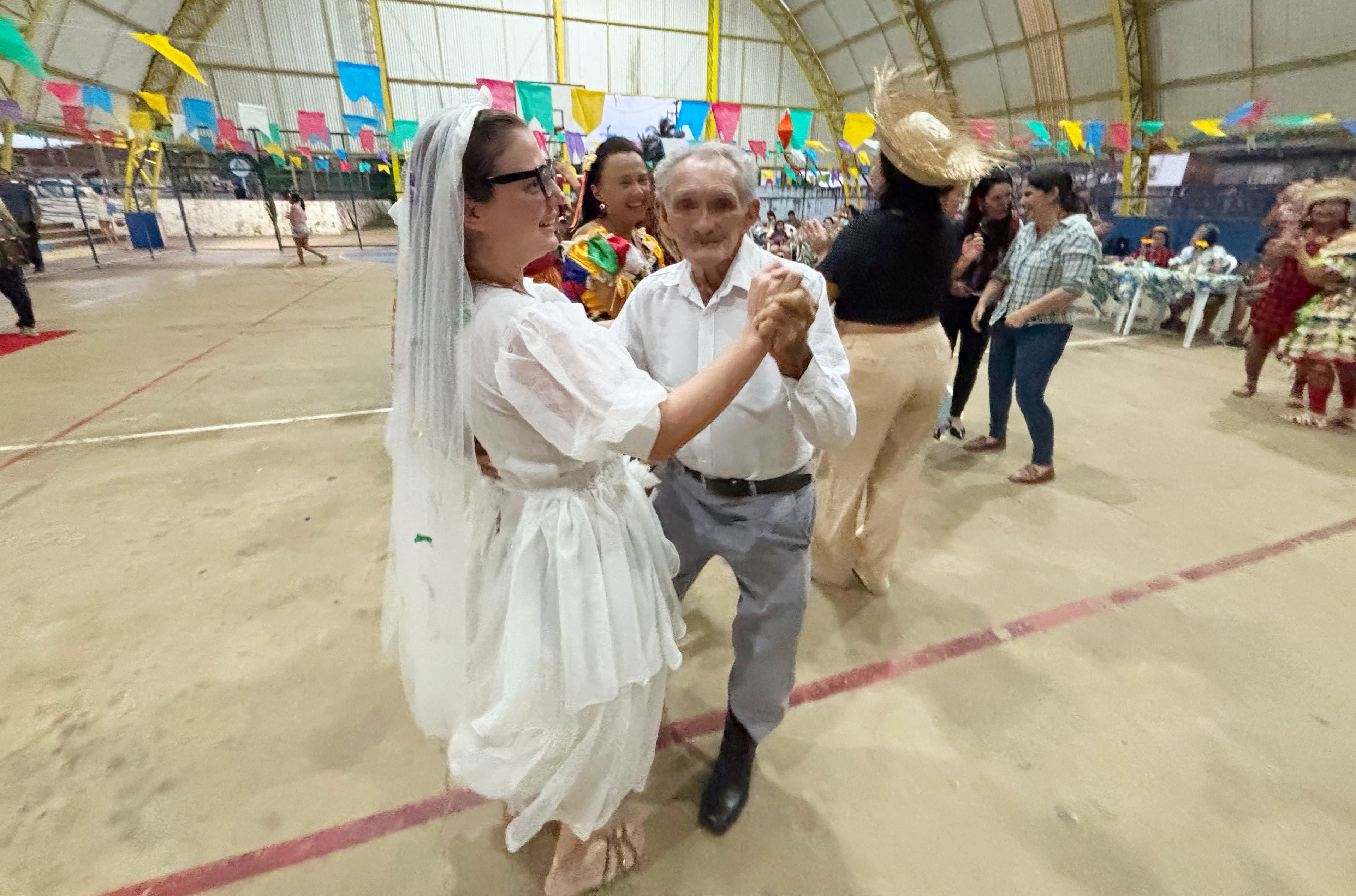 Arraiá da Mió Idade celebra tradição e promove integração de idosos em Fernando de Noronha
