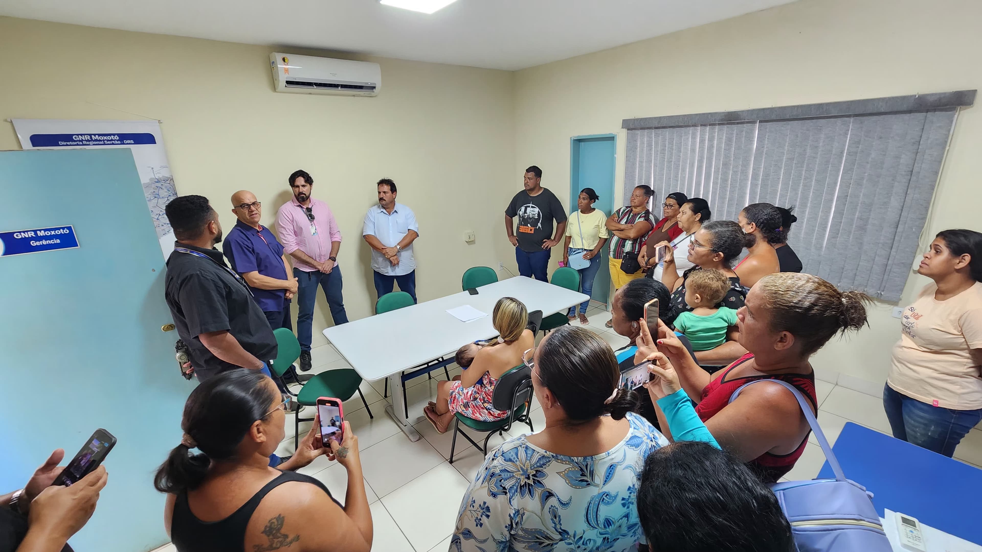 Câmara dos Vereadores, junto da população, faz reunião na COMPESA exigindo solução para o abastecimento de água no Bairro Maria de Fátima