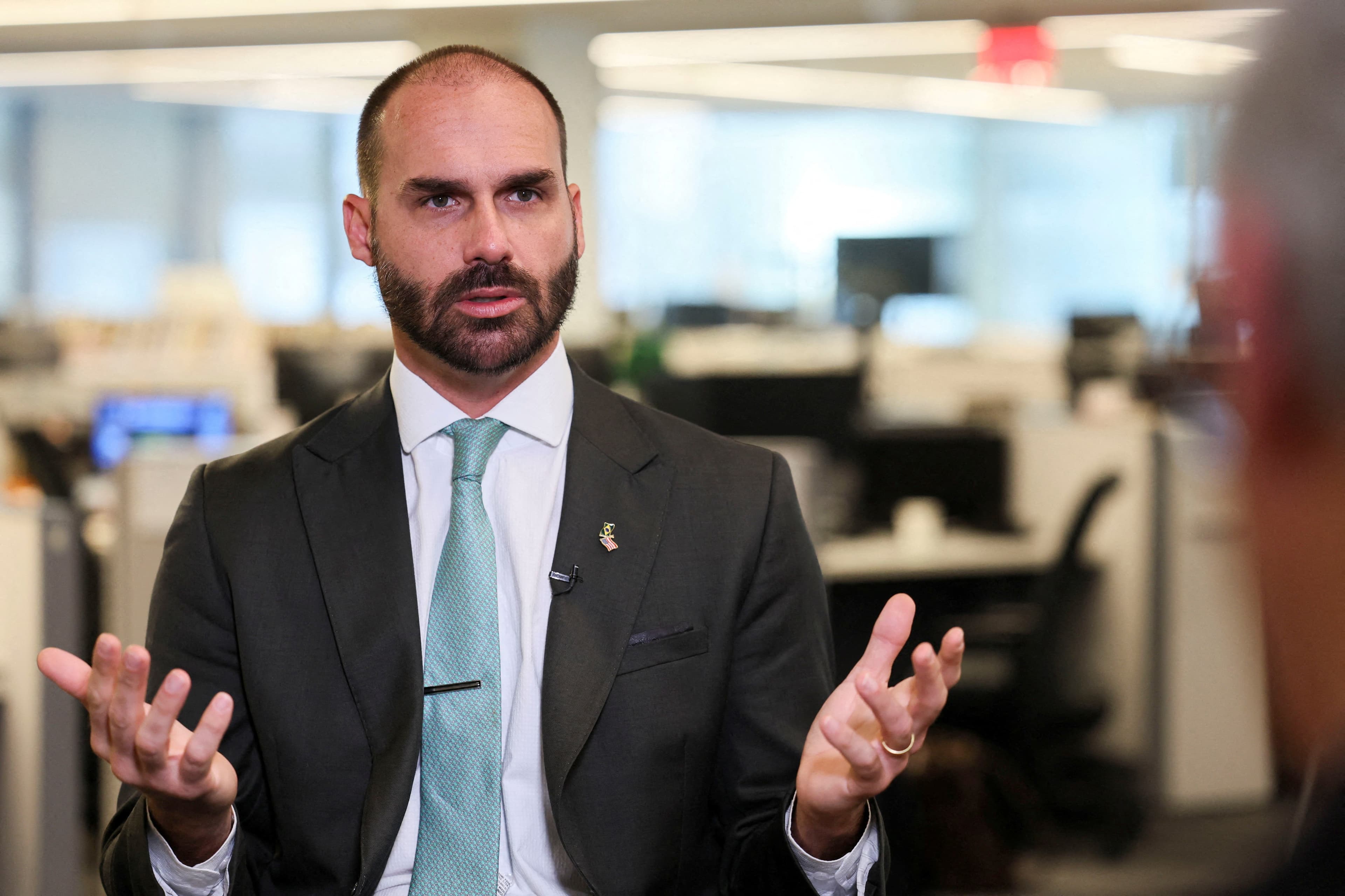 Polícia Federal cita formalmente Eduardo Bolsonaro em processo por abandono de cargo