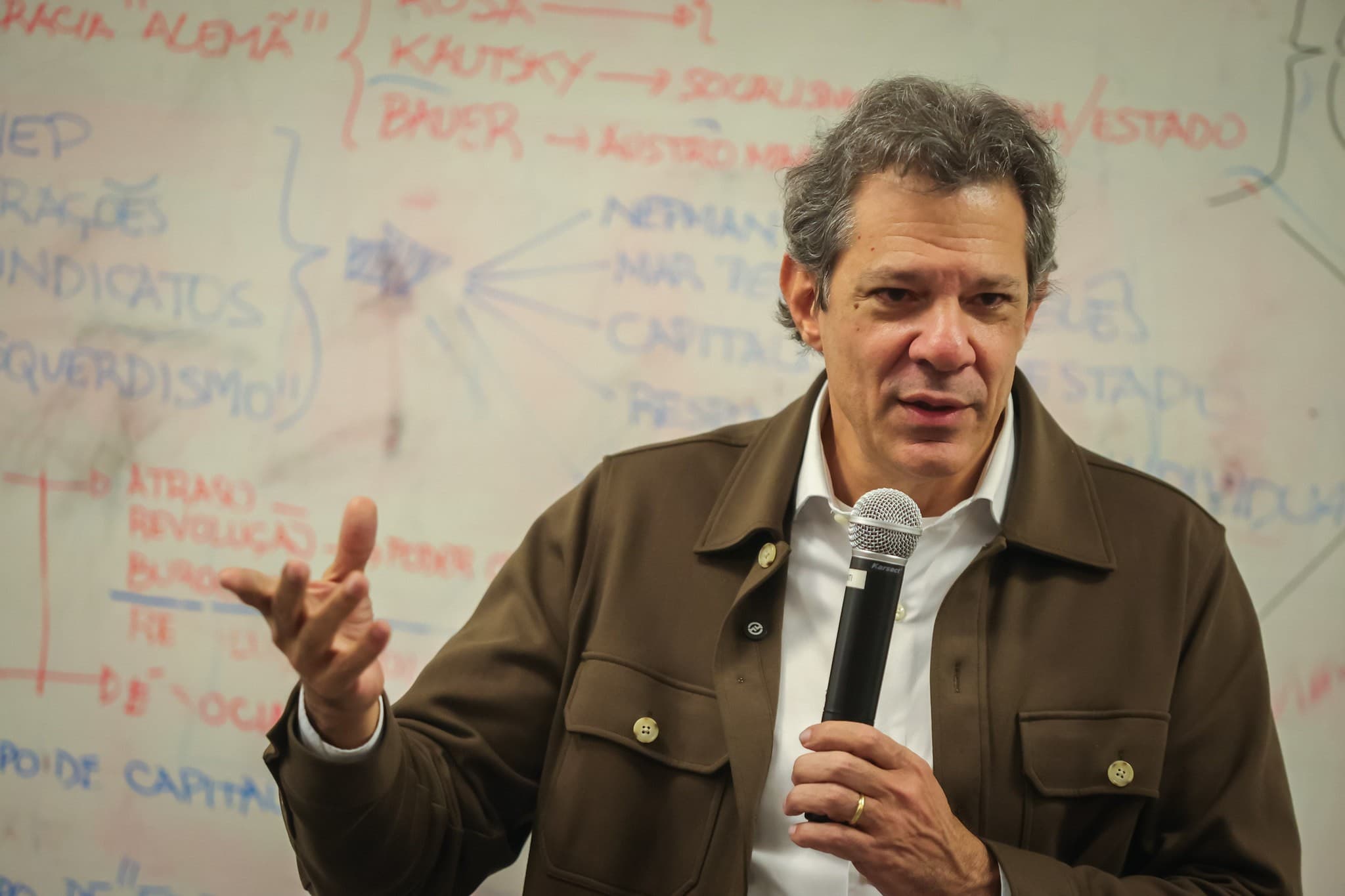 Fernando Haddad critica gestão de Tarcísio de Freitas em São Paulo e aponta falta de foco do governador