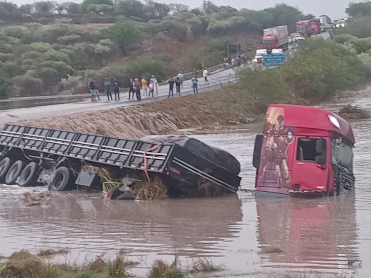 Motorista de carreta sobrevive após ser arrastado por enchente na BR-423 em Jupi