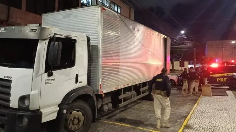 PRF apreende carga de cigarros paraguaios avaliada em R$ 1,8 milhão em Gravatá
