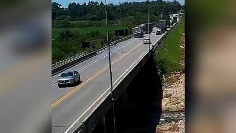 Acidente entre caminhão e ônibus deixa 11 mortos na BR-116, em Pelotas