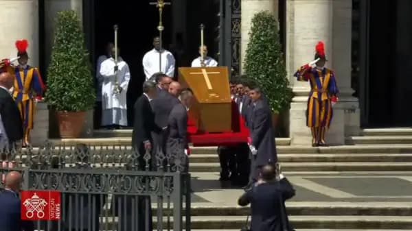 Corpo de papa Francisco é sepultado na Basílica de Santa Maria Maior