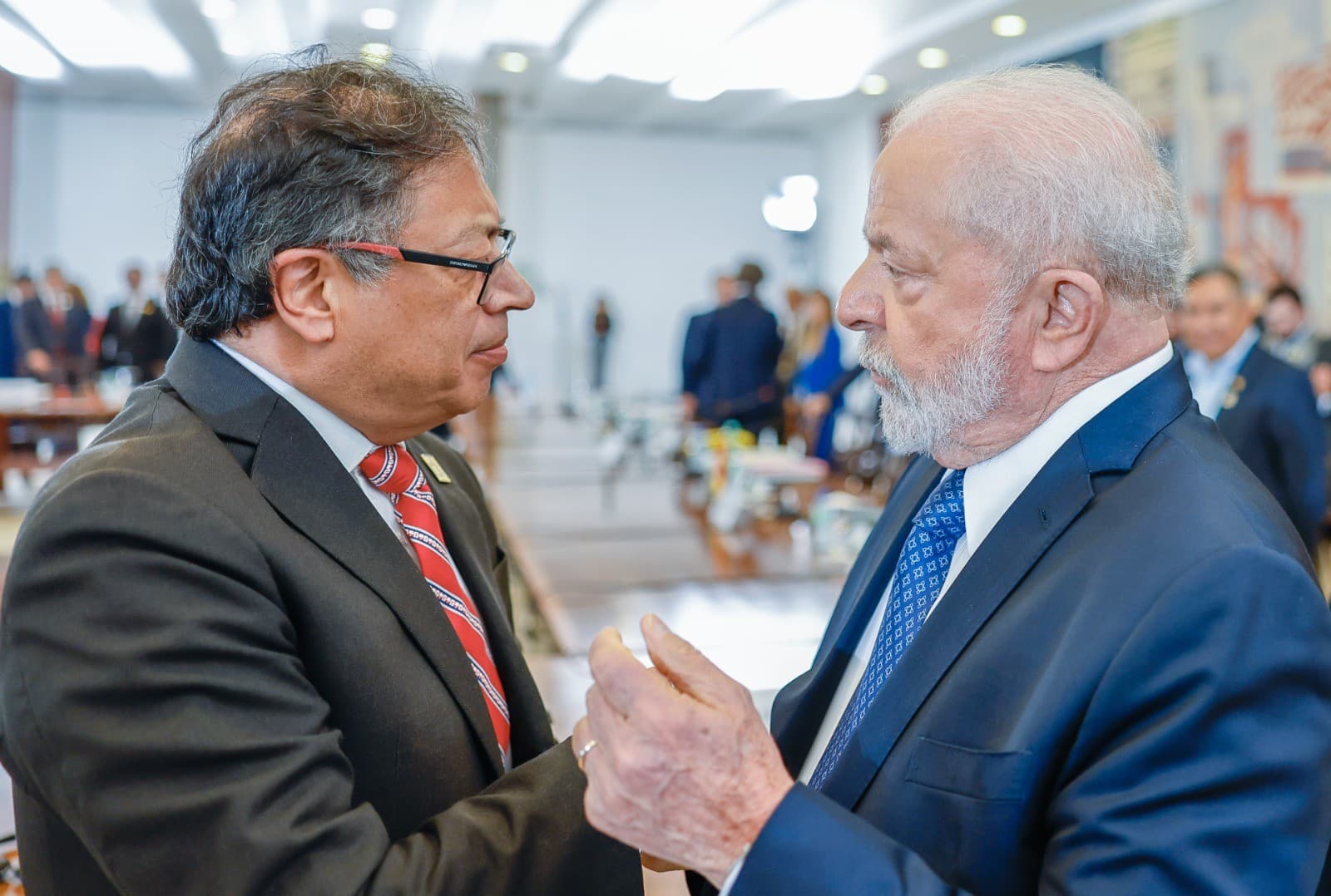 Lula e Gustavo Petro conversam sobre transição presidencial na Colômbia