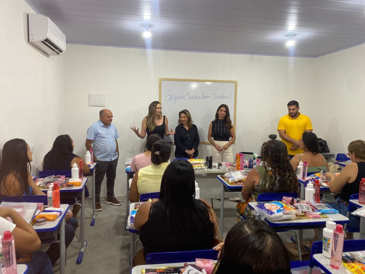 Casa Verde inicia atividades e oferece curso de maquiagem para 22 mulheres em Limoeiro