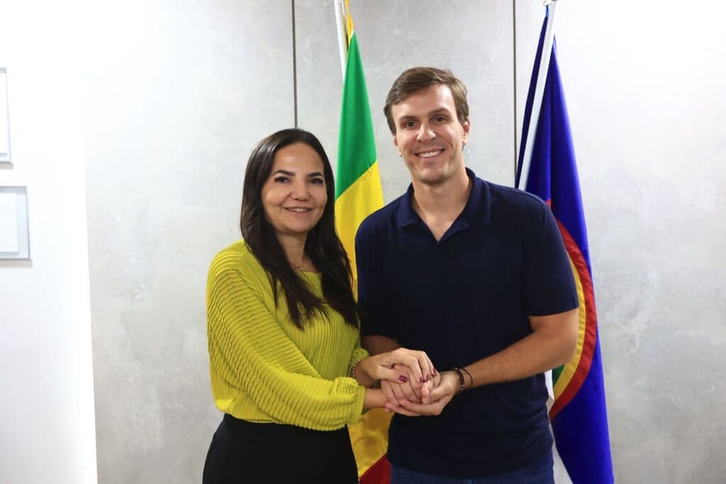 Miguel Coelho recebe apoio de ex-prefeita de Dormentes em pré-campanha ao Senado