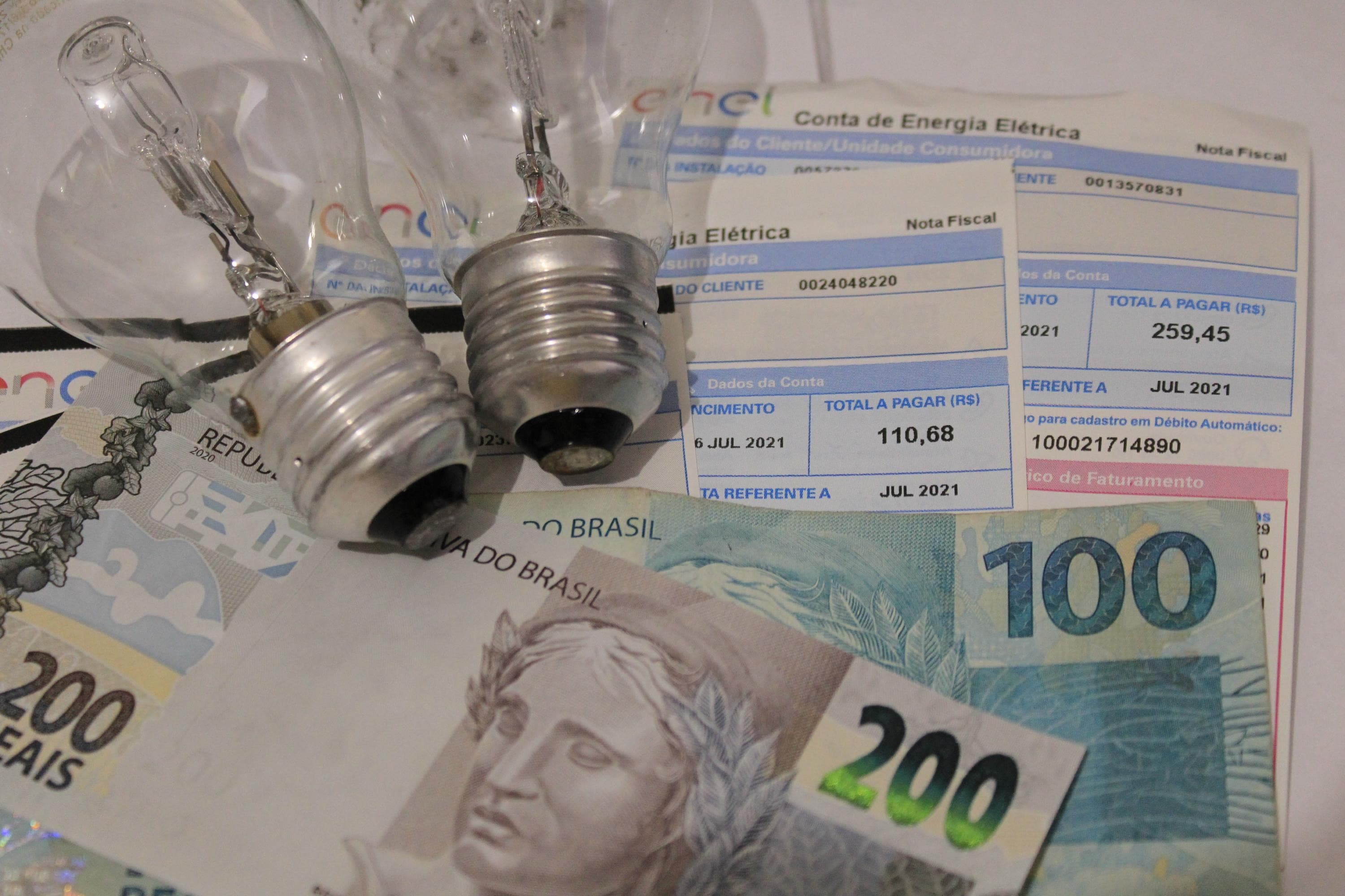 Justiça anula cobrança bilionária de indenização nas contas de luz e determina ressarcimento